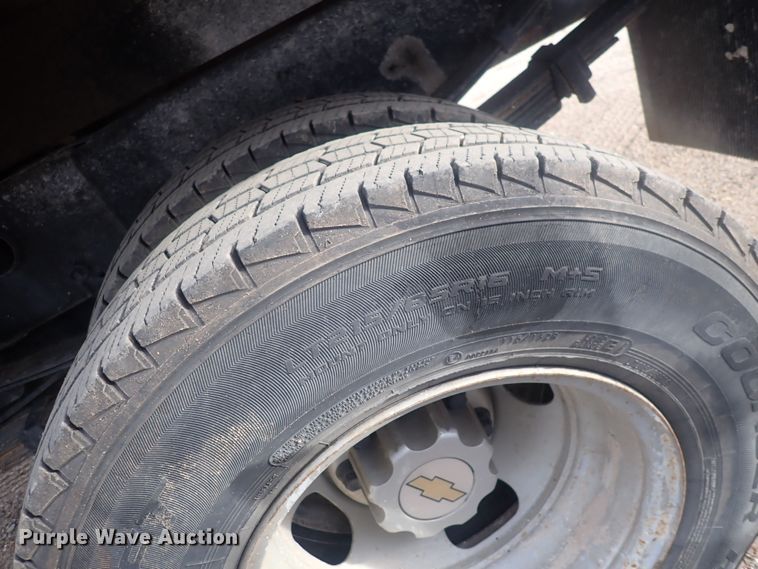 image for item DQ5081 2003 Chevrolet Silverado 3500  Crew Cab flatbed pickup truck