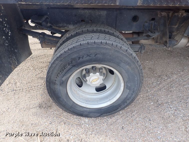 image for item DQ5081 2003 Chevrolet Silverado 3500  Crew Cab flatbed pickup truck