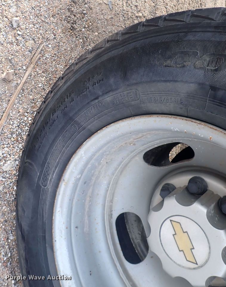 image for item DQ5081 2003 Chevrolet Silverado 3500  Crew Cab flatbed pickup truck