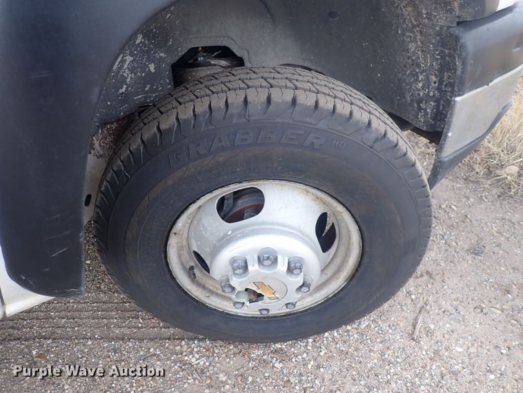 image for item DQ5081 2003 Chevrolet Silverado 3500  Crew Cab flatbed pickup truck