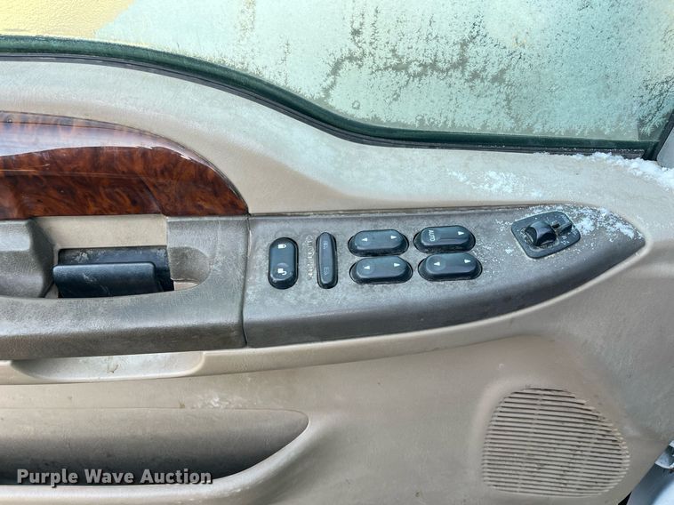 image for item DQ5108 2003 Ford F350 Super Duty  Crew Cab pickup truck