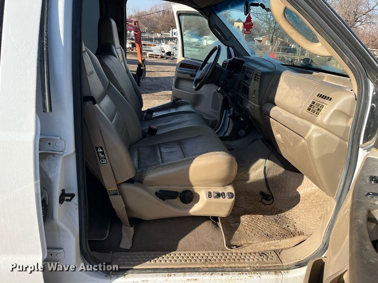 image for item DQ5108 2003 Ford F350 Super Duty  Crew Cab pickup truck