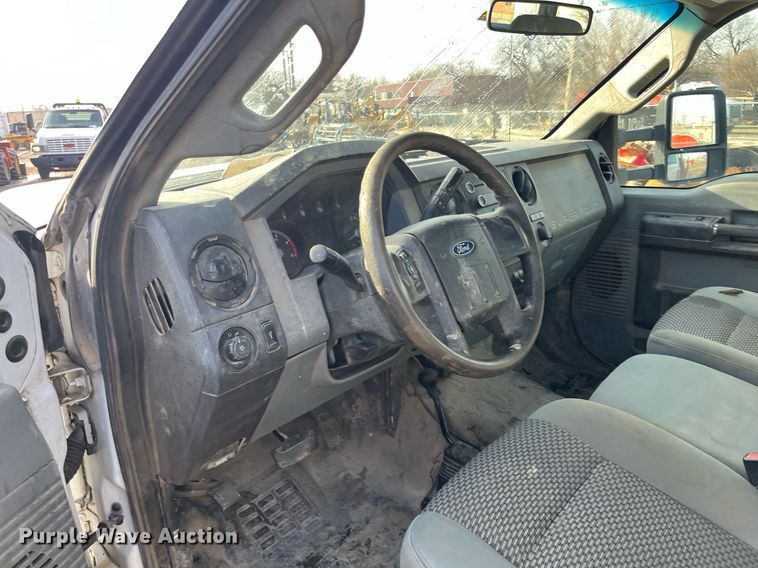 image for item DQ5109 2011 Ford F350 Super Duty  flatbed pickup truck