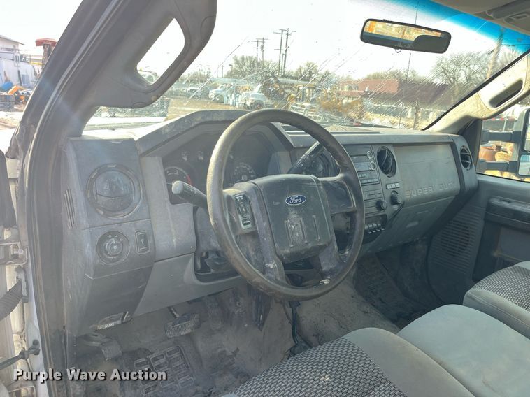 image for item DQ5109 2011 Ford F350 Super Duty  flatbed pickup truck