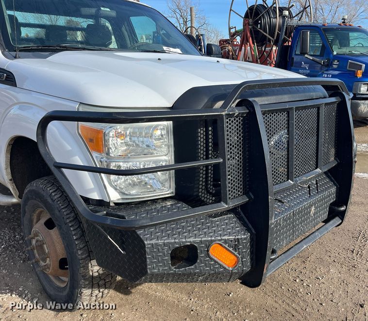 image for item DQ5109 2011 Ford F350 Super Duty  flatbed pickup truck