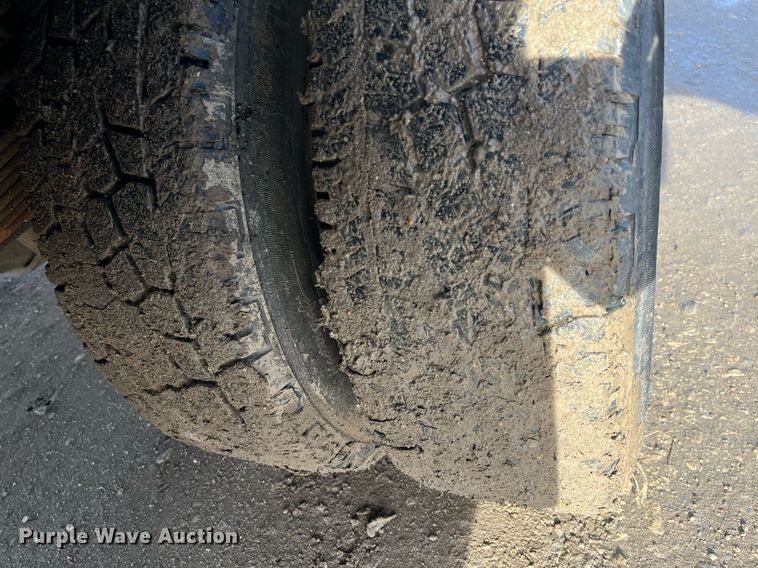 image for item DQ5109 2011 Ford F350 Super Duty  flatbed pickup truck