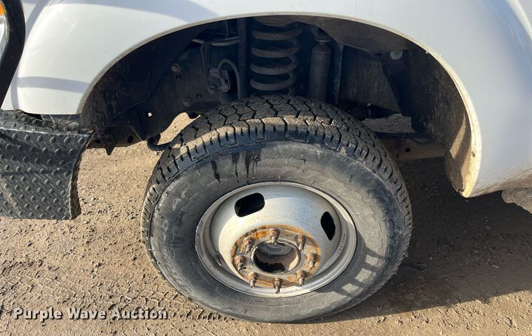 image for item DQ5109 2011 Ford F350 Super Duty  flatbed pickup truck