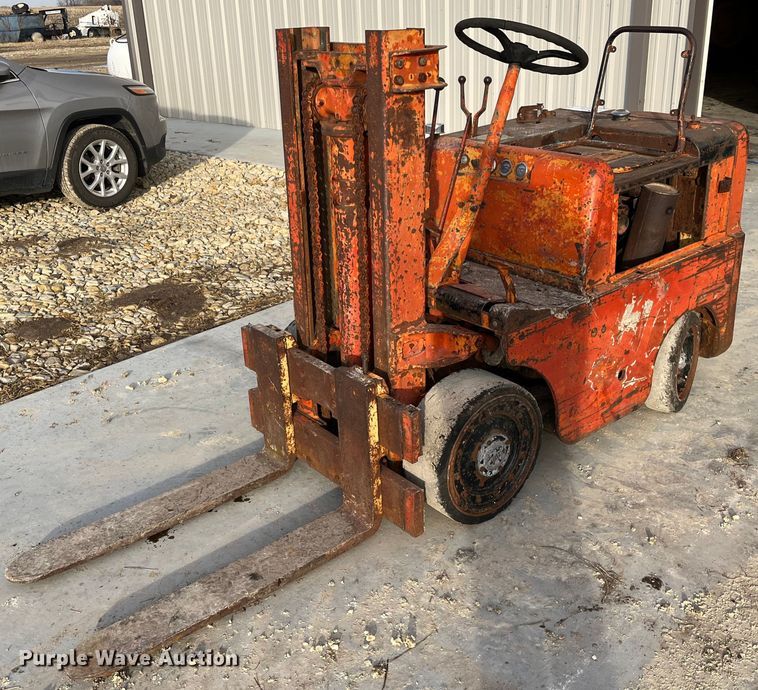 image for item DQ5114 Clark 4015  forklift