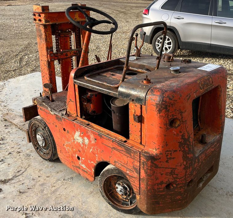 image for item DQ5114 Clark 4015  forklift