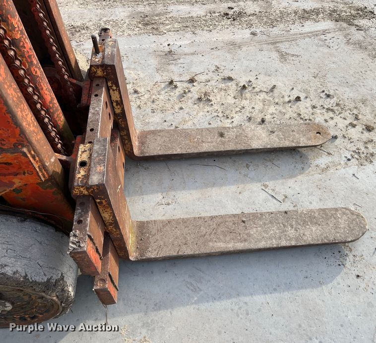 image for item DQ5114 Clark 4015  forklift