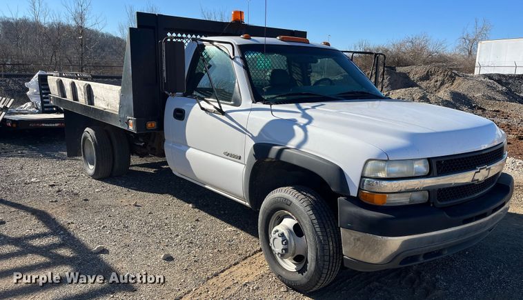 image for item DR7451 2001 Chevrolet Silverado 3500  flatbed pickup truck