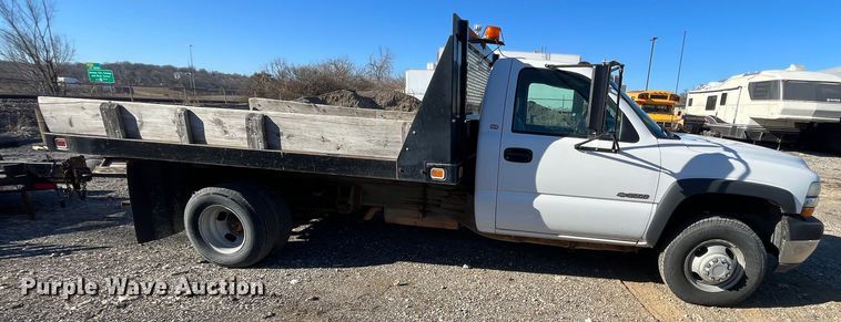 image for item DR7451 2001 Chevrolet Silverado 3500  flatbed pickup truck