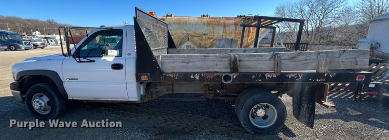 image for item DR7451 2001 Chevrolet Silverado 3500  flatbed pickup truck