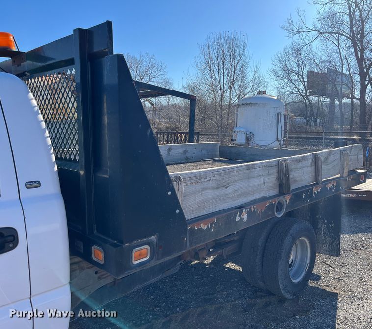 image for item DR7451 2001 Chevrolet Silverado 3500  flatbed pickup truck