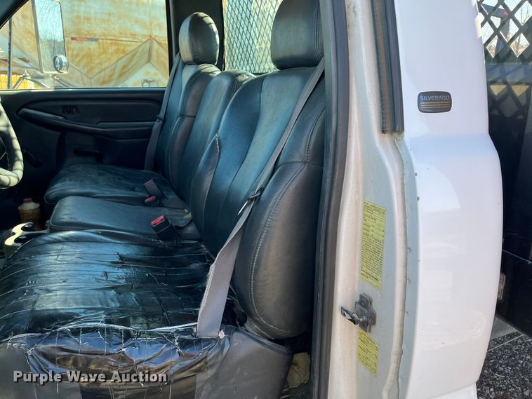 image for item DR7451 2001 Chevrolet Silverado 3500  flatbed pickup truck