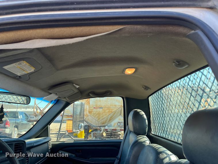 image for item DR7451 2001 Chevrolet Silverado 3500  flatbed pickup truck