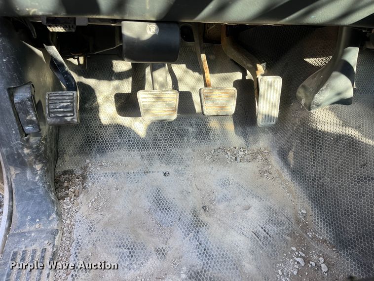 image for item DR7451 2001 Chevrolet Silverado 3500  flatbed pickup truck