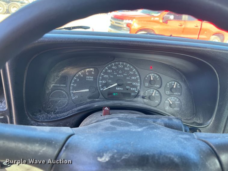 image for item DR7451 2001 Chevrolet Silverado 3500  flatbed pickup truck