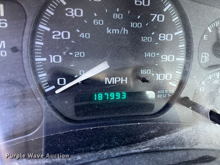 image for item DR7451 2001 Chevrolet Silverado 3500  flatbed pickup truck