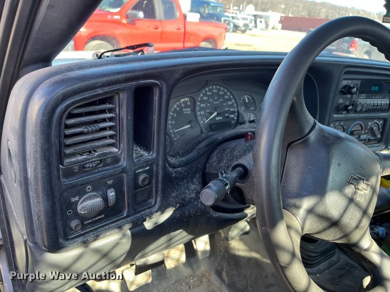 image for item DR7451 2001 Chevrolet Silverado 3500  flatbed pickup truck