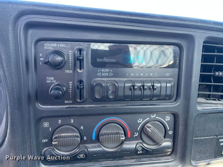 image for item DR7451 2001 Chevrolet Silverado 3500  flatbed pickup truck