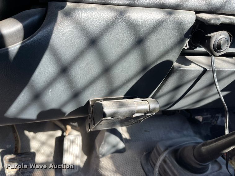 image for item DR7451 2001 Chevrolet Silverado 3500  flatbed pickup truck