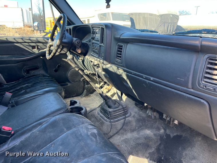 image for item DR7451 2001 Chevrolet Silverado 3500  flatbed pickup truck