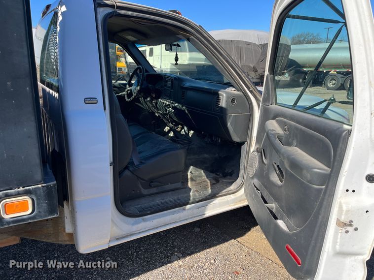 image for item DR7451 2001 Chevrolet Silverado 3500  flatbed pickup truck