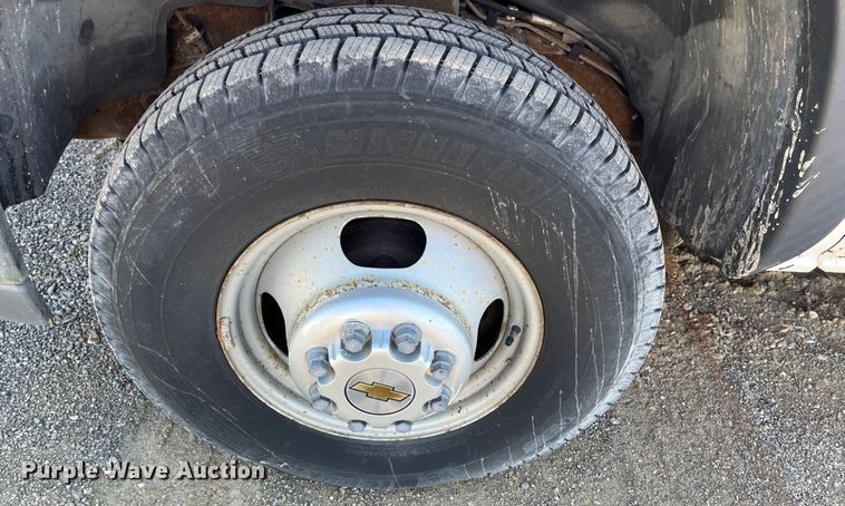 image for item DR7451 2001 Chevrolet Silverado 3500  flatbed pickup truck