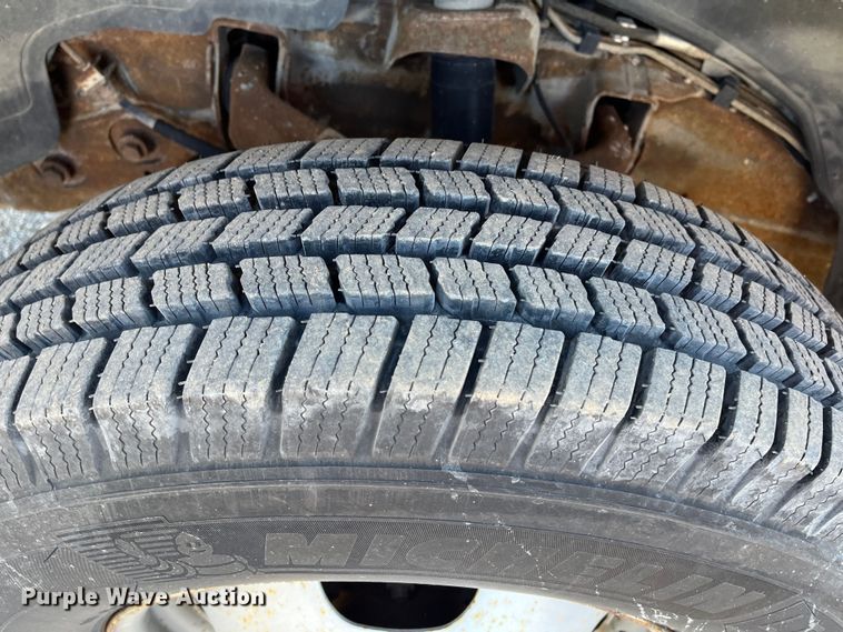 image for item DR7451 2001 Chevrolet Silverado 3500  flatbed pickup truck