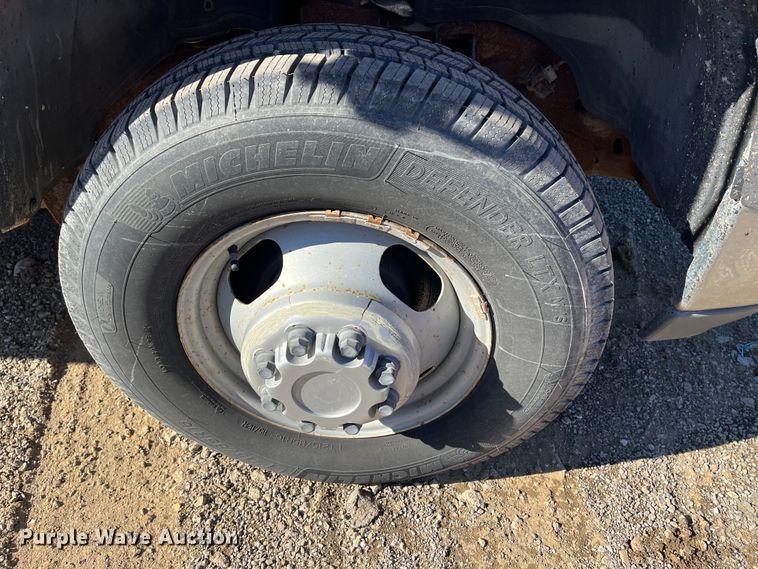 image for item DR7451 2001 Chevrolet Silverado 3500  flatbed pickup truck