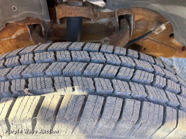 image for item DR7451 2001 Chevrolet Silverado 3500  flatbed pickup truck