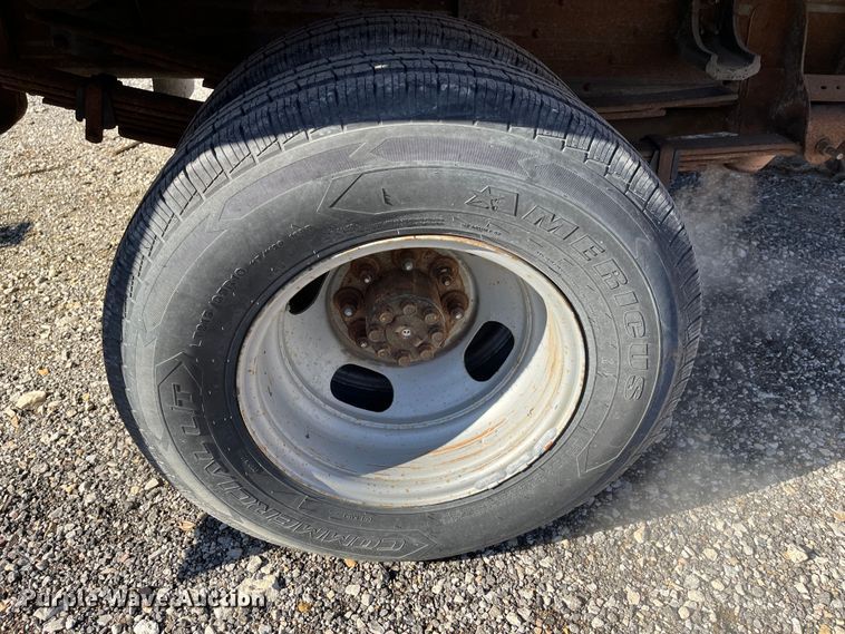 image for item DR7451 2001 Chevrolet Silverado 3500  flatbed pickup truck