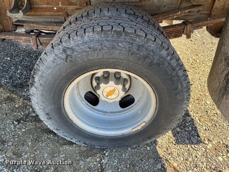 image for item DR7451 2001 Chevrolet Silverado 3500  flatbed pickup truck