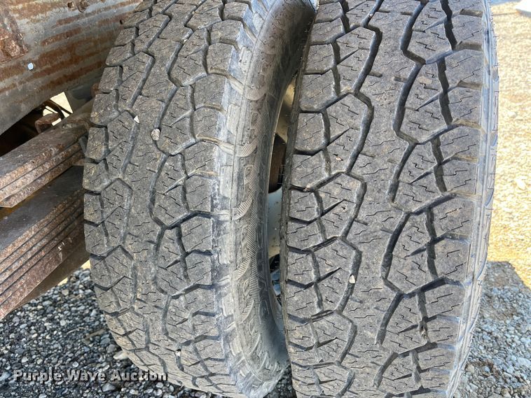 image for item DR7451 2001 Chevrolet Silverado 3500  flatbed pickup truck