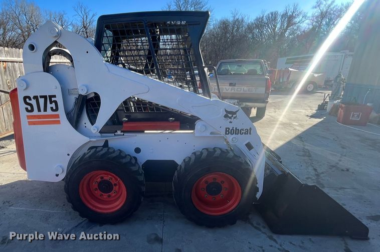 image for item DR7460 2004 Bobcat S175  skid steer loader