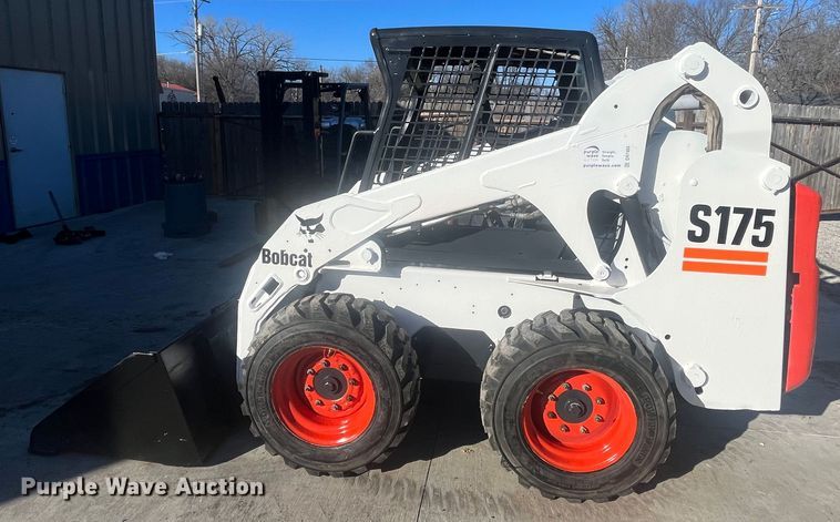 image for item DR7460 2004 Bobcat S175  skid steer loader