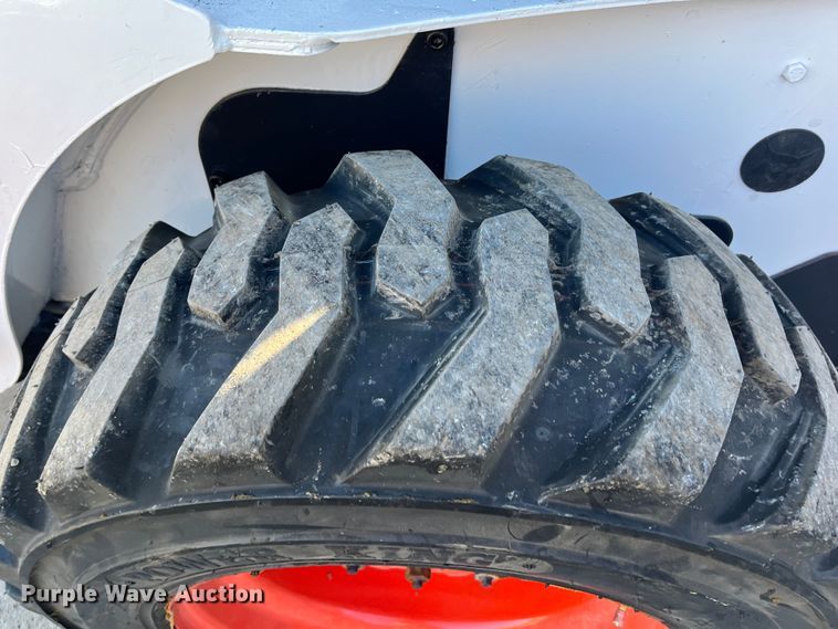 image for item DR7460 2004 Bobcat S175  skid steer loader