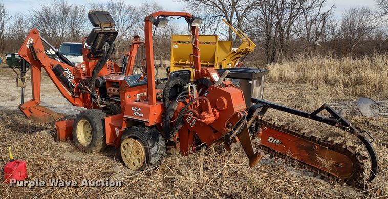 image for item DR8157 2001 Ditch Witch 3700  trencher