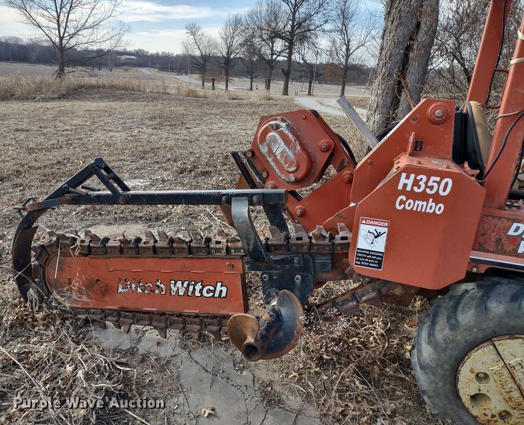 image for item DR8157 2001 Ditch Witch 3700  trencher
