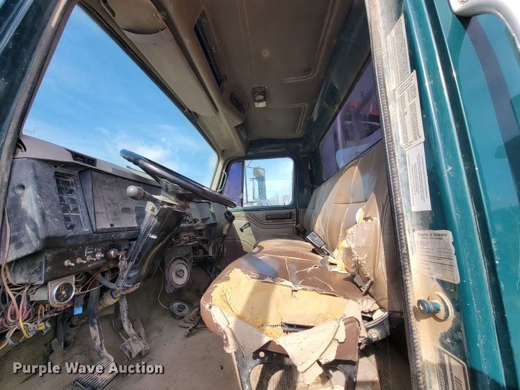 image for item HG9383 1999 International 4700  utility / service truck