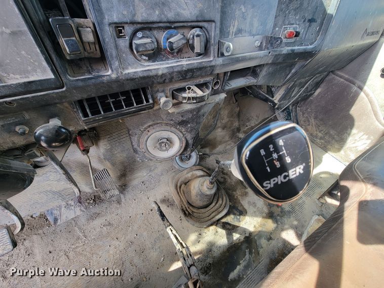 image for item HG9383 1999 International 4700  utility / service truck