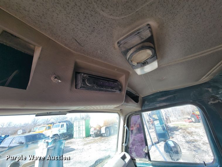 image for item HG9383 1999 International 4700  utility / service truck