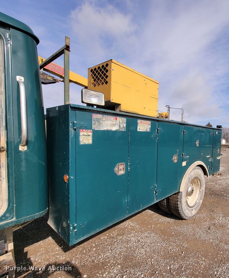 image for item HG9383 1999 International 4700  utility / service truck