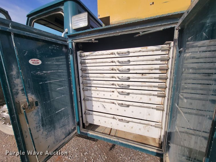 image for item HG9383 1999 International 4700  utility / service truck