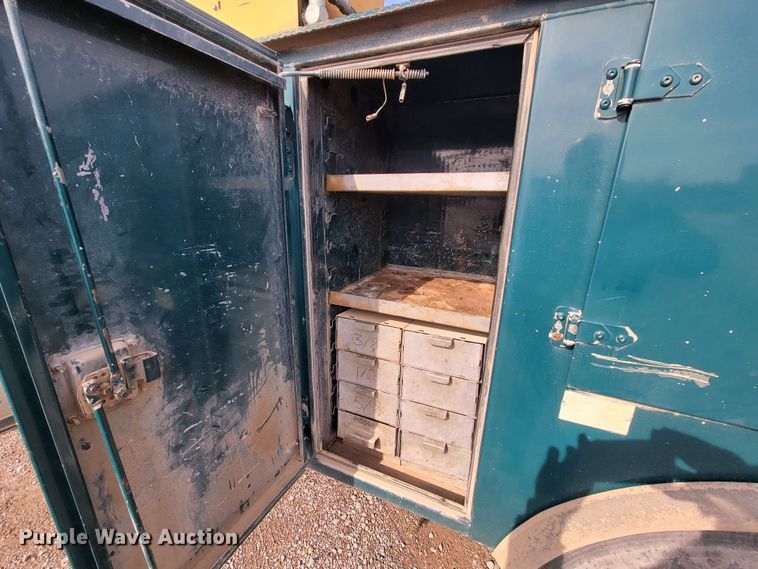 image for item HG9383 1999 International 4700  utility / service truck