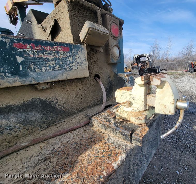 image for item HG9383 1999 International 4700  utility / service truck