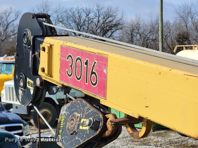 image for item HG9383 1999 International 4700  utility / service truck