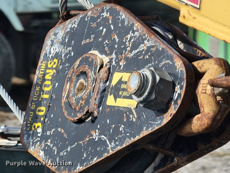 image for item HG9383 1999 International 4700  utility / service truck