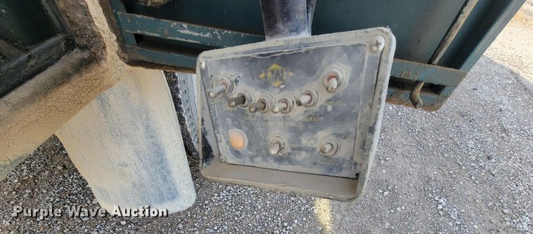 image for item HG9383 1999 International 4700  utility / service truck